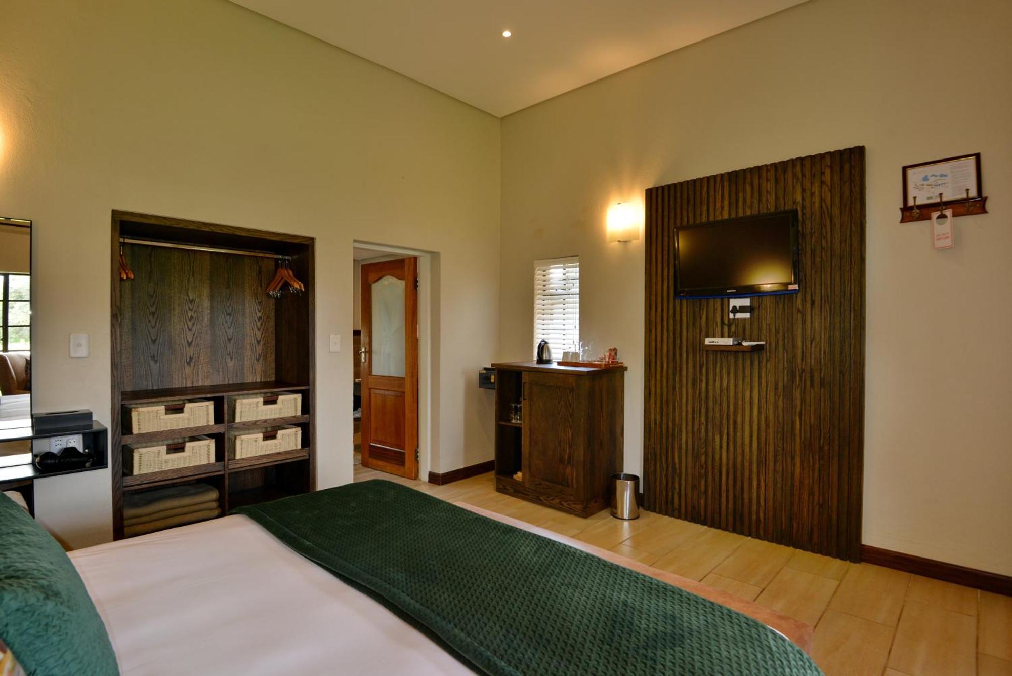 African Hills Safari Lodge & Spa Магалисбург Екстериор снимка