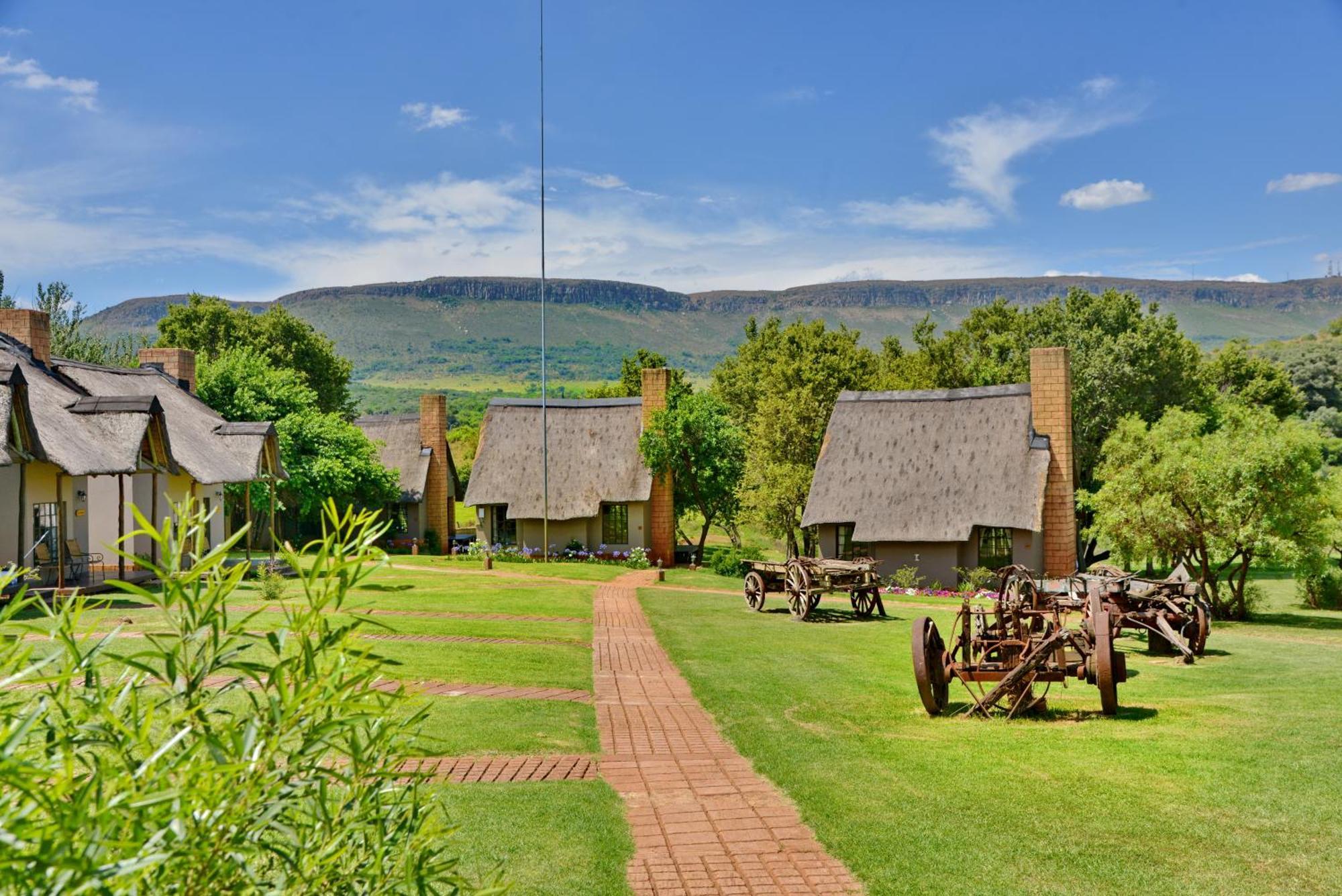 African Hills Safari Lodge & Spa Магалисбург Екстериор снимка