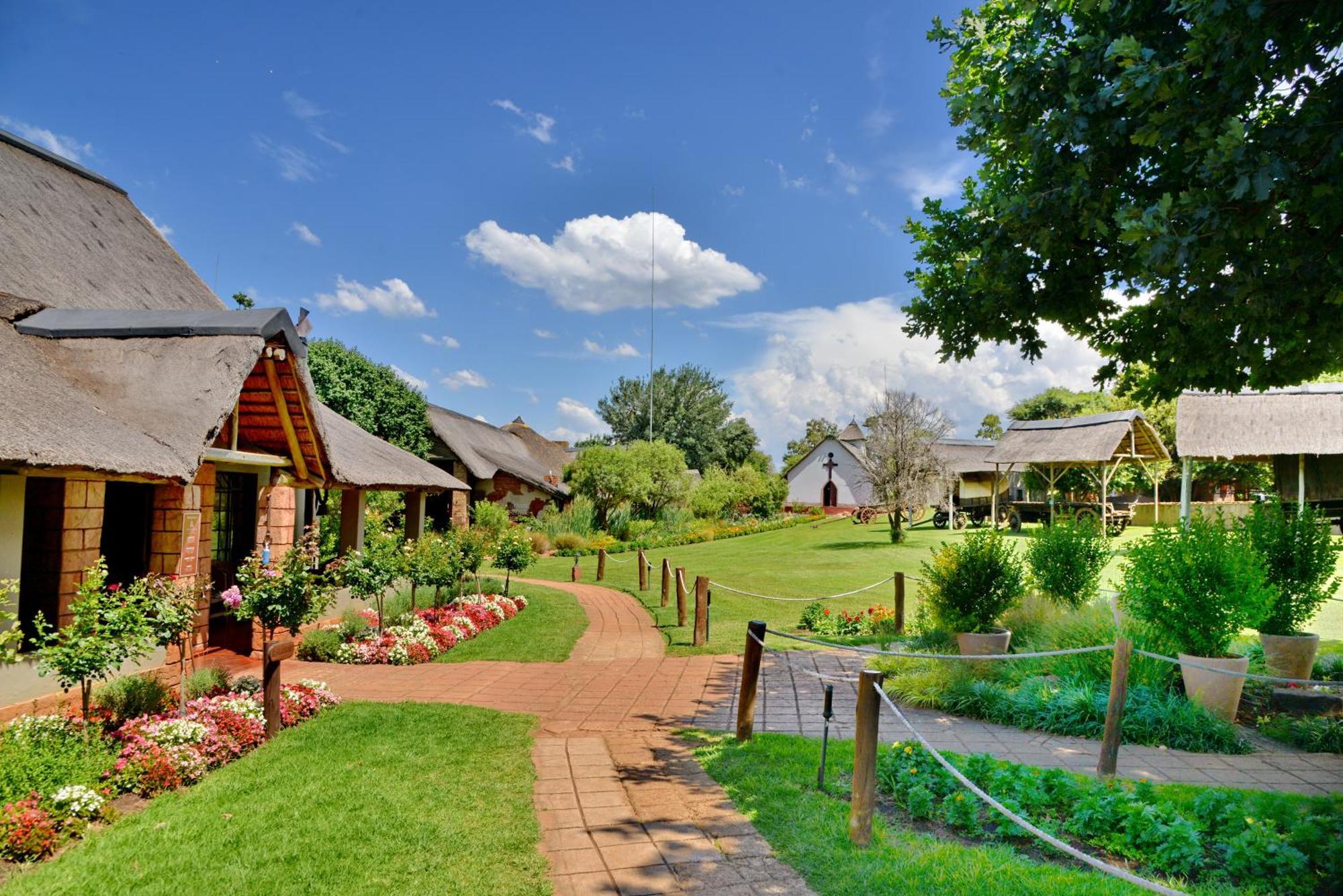 African Hills Safari Lodge & Spa Магалисбург Екстериор снимка