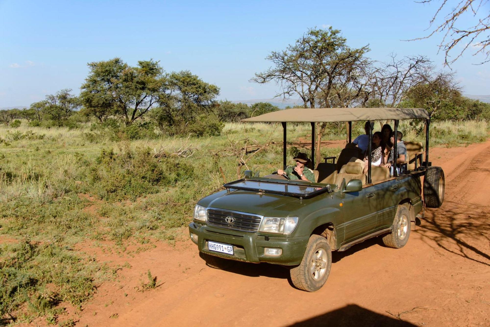 African Hills Safari Lodge & Spa Магалисбург Екстериор снимка