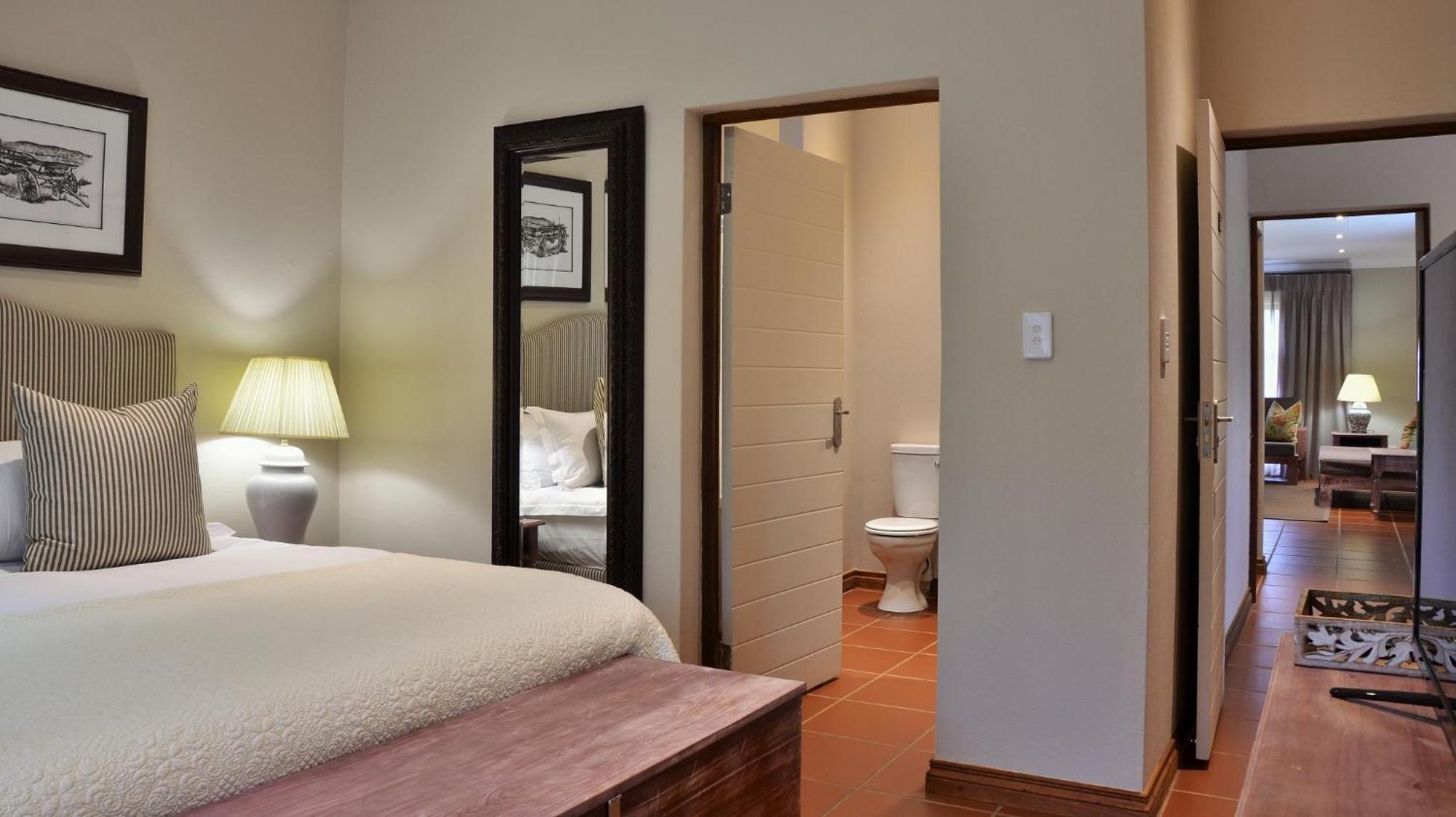 African Hills Safari Lodge & Spa Магалисбург Стая снимка